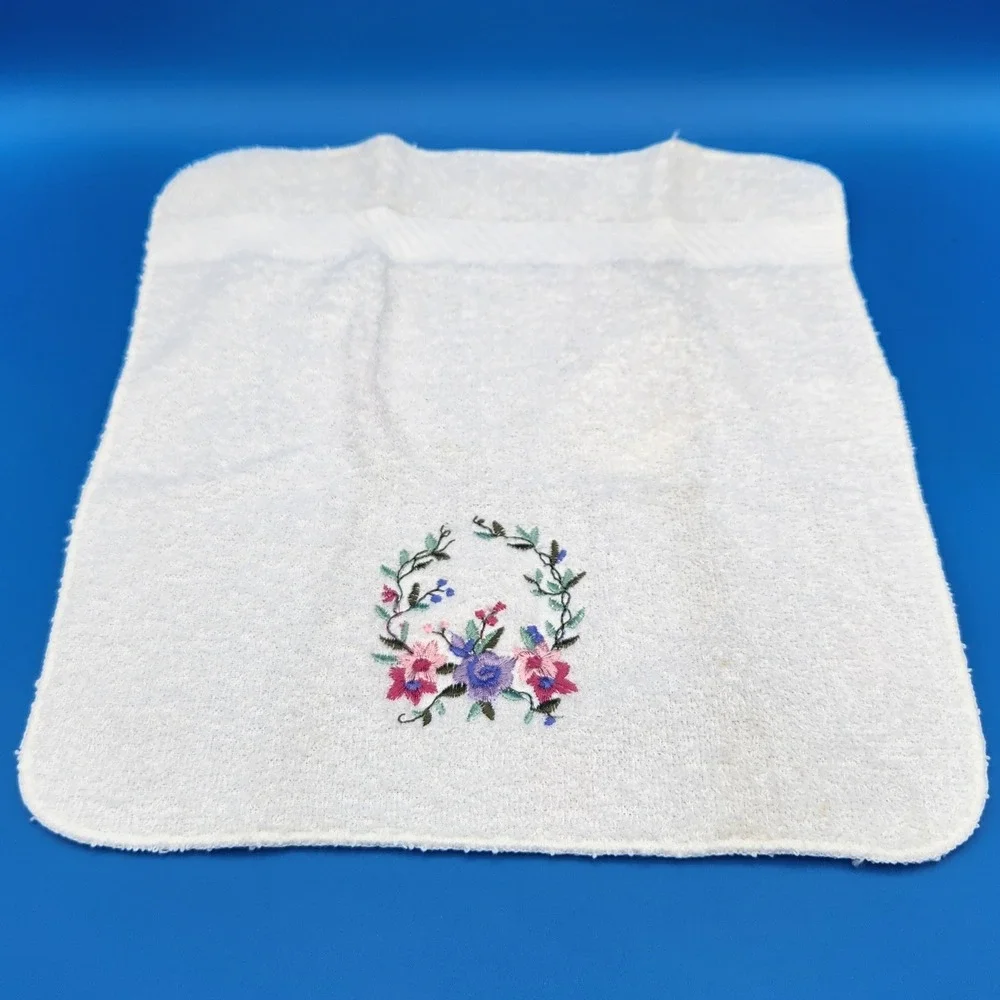 NEW Two Bibb Home Innovations Windsor Terry Crescent Floral Wash Cloths White